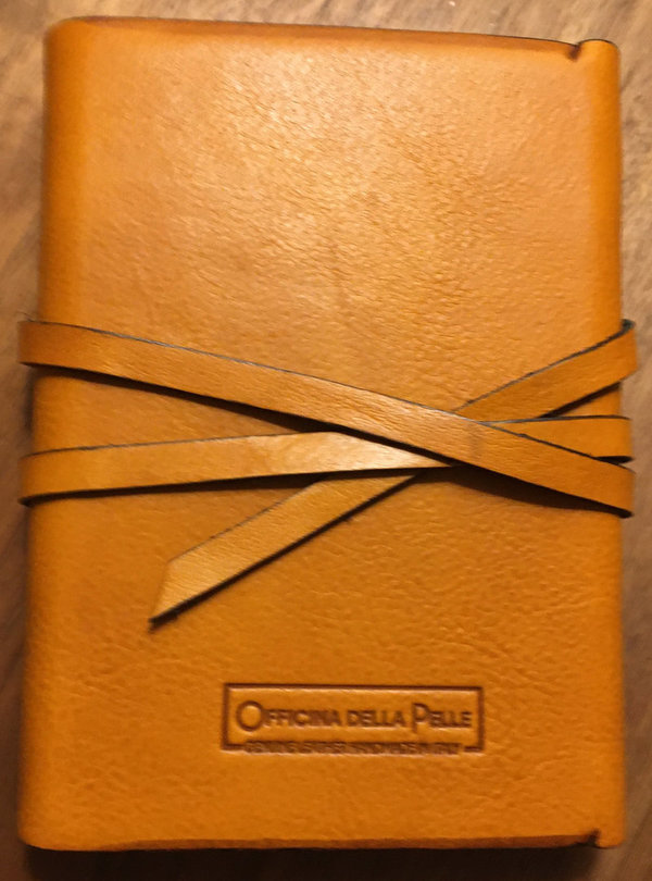 Leder notitieboek met veter en omslag medium geel