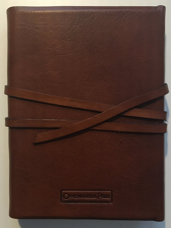 Leder notitieboek met veter en omslag medium bruin